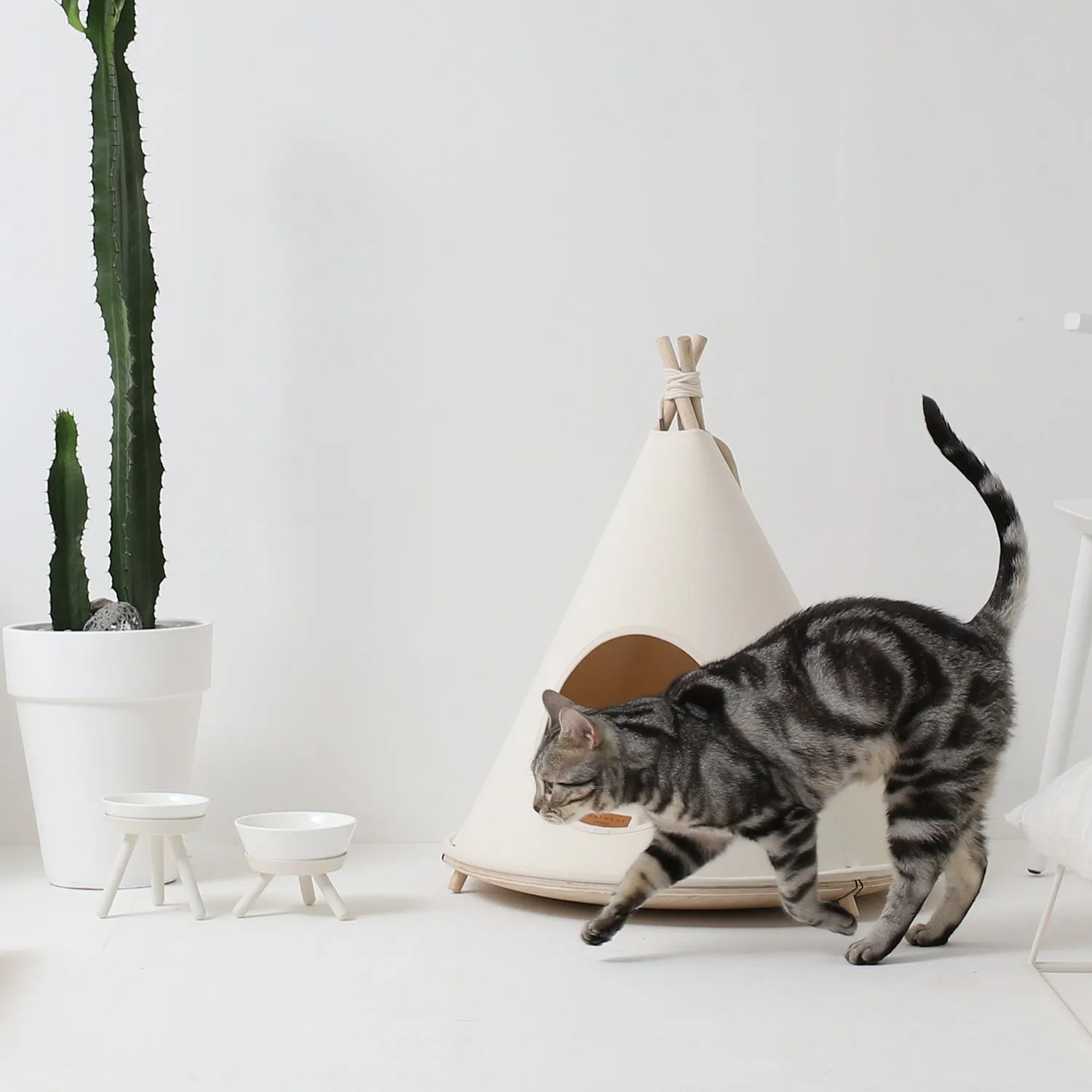 Oreo Pet Table with Bowl - Tall