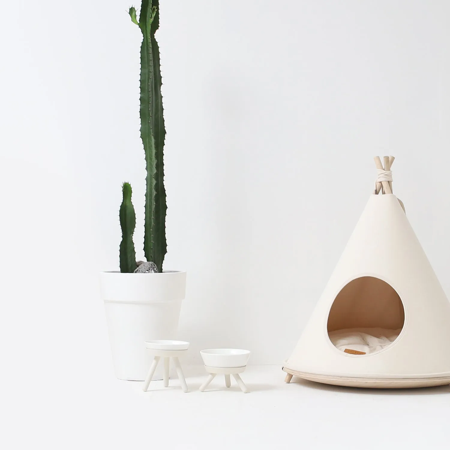 Oreo Pet Table with Bowl - Tall